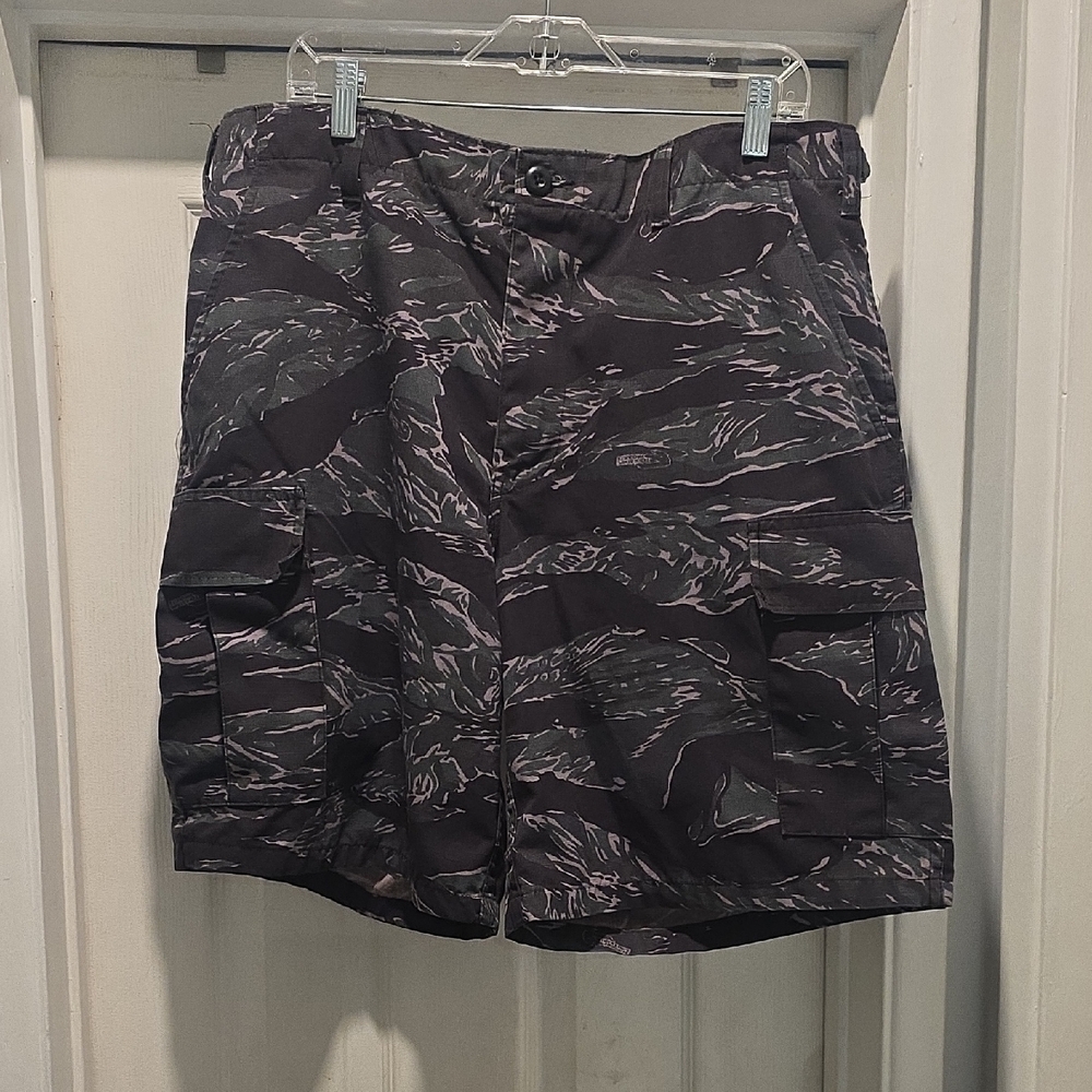 Men's Black Tiger-Stripe Cargo Shorts